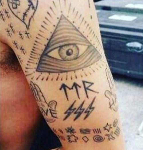 TAKA 腕のピラミッドのタトゥー