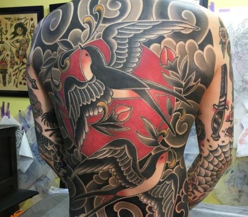 背中のツバメの刺青・和彫り