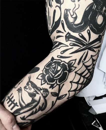 ブラックトラディショナルの薔薇のタトゥー