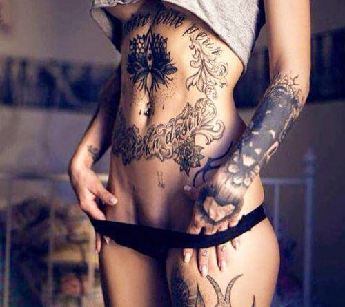 綺麗な女性のタトゥー