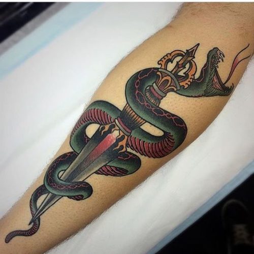 蛇とダガーのタトゥー　ネオトラディショナル