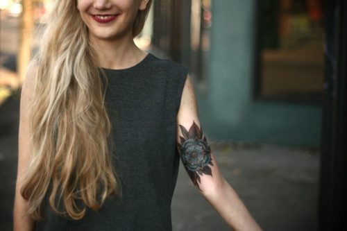 女性｜二の腕の曼荼羅タトゥー