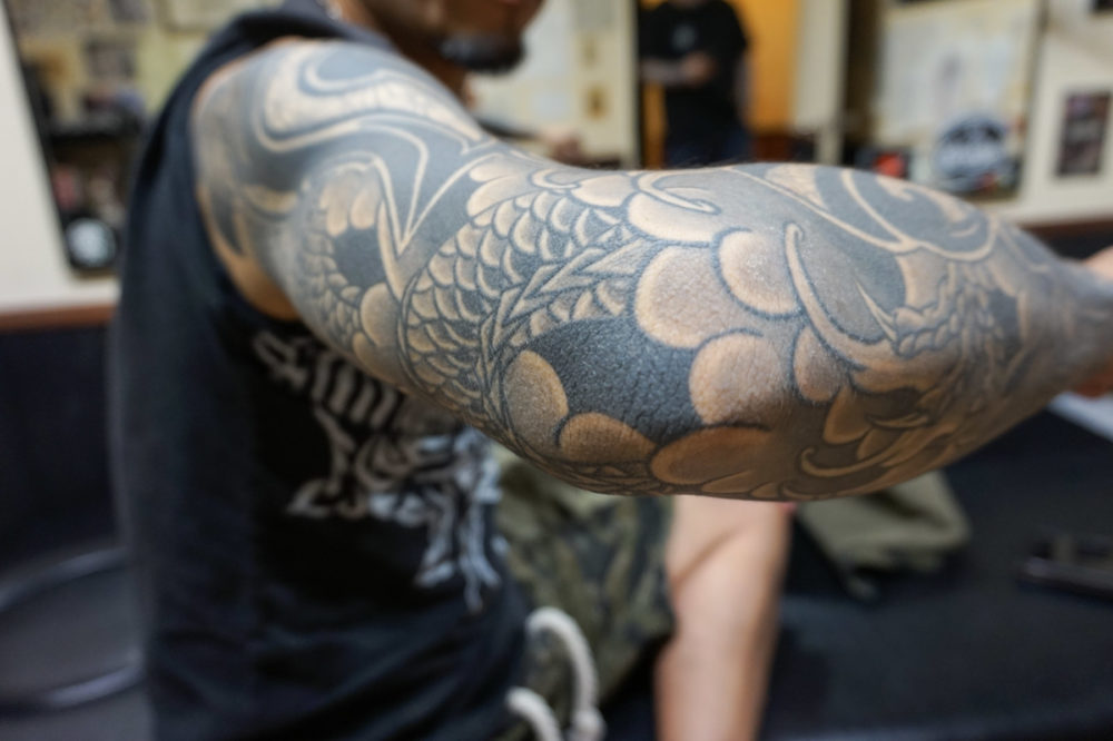 肘｜和彫りとトライバルの刺青・タトゥー