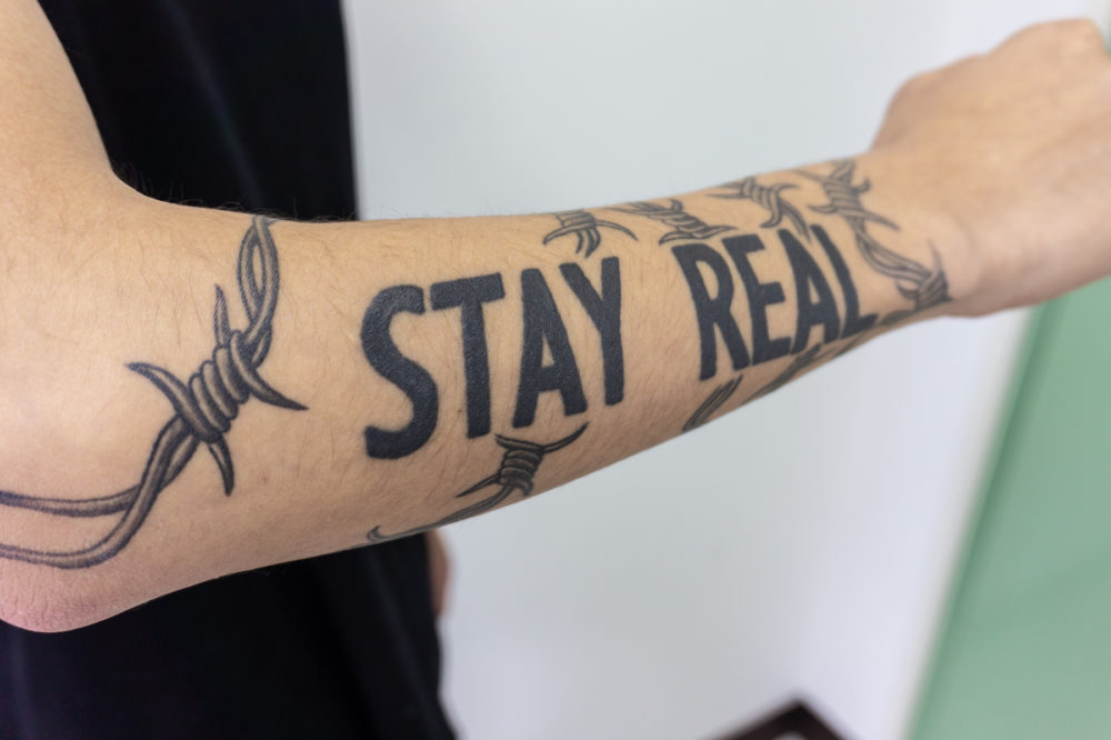 STAY REALのタトゥー