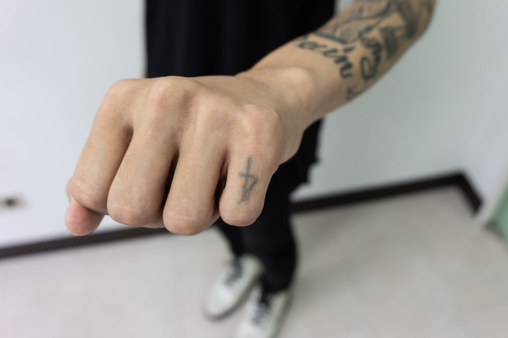 指に自彫りのタトゥーで「４」
