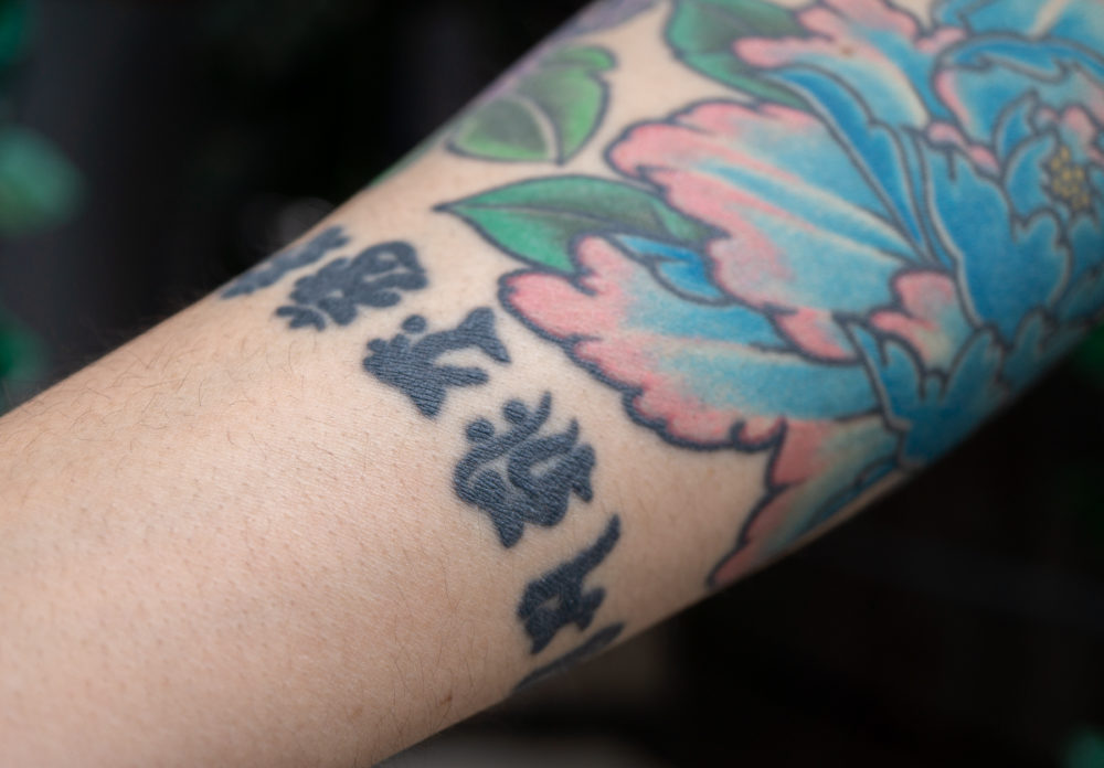 腕｜梵字と牡丹のタトゥー